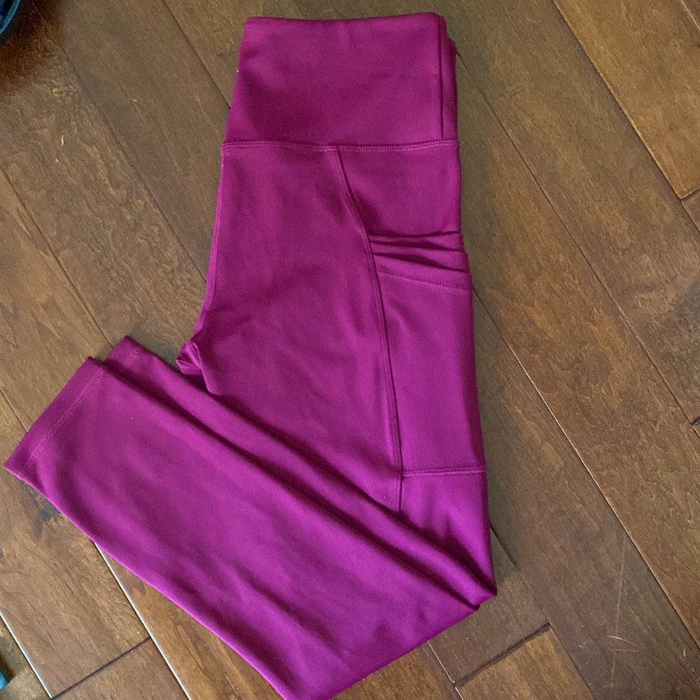 Zyia Cranberry Tri-Pocket Light n Tight Leggings